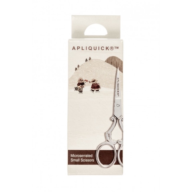 Micro clearance serrated scissors